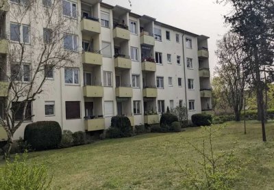 Geschmackvolle Wohnung mit zwei Zimmern sowie Balkon und EBK in Berlin