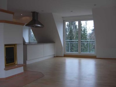Traum Maisonettewohnung teilmöbliert mit 3 Balkonen, Einbauküche, offener Kamin