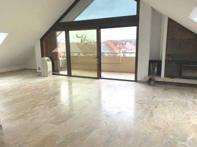 Lichtdurchflutete, renovierte  3 - Zi- DG-Wohnung mit Terrasse, Balkon und Aufzug.