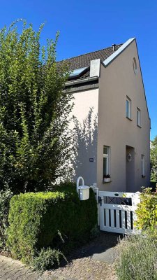 Sehr schönes Einfamilienhaus mit Fernblick, Stil und Ausbaureserve in Waldems