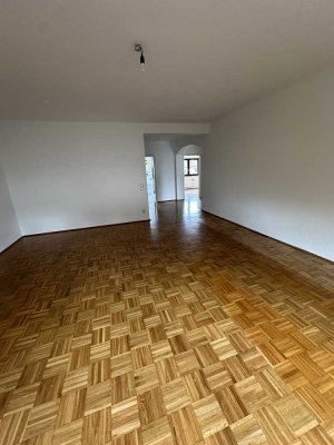 Attraktive und vollständig renovierte 3-Raum-Wohnung mit Balkon und Garage in Moers