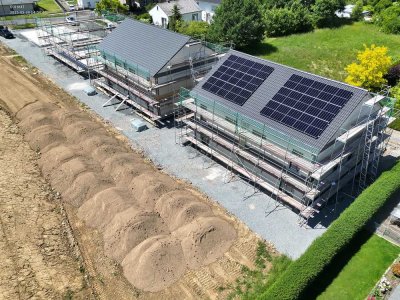 ERSTBEZUG! NEUE Doppelhaushälfte in Aegidienberg / Effizeinshaus / PV-Anlage / ca.30m² Terrasse