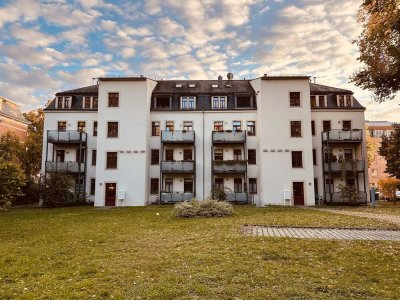 Traumhaft! Hochwertig sanierte Altbauwohnung mit Balkon & großem Grundstück in Dresden+++