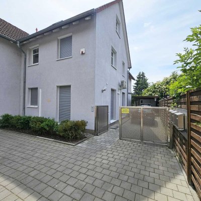 Komfort pur: Stilvolles Einfamilienhaus mit Klimaanlage, Carport & Terrasse