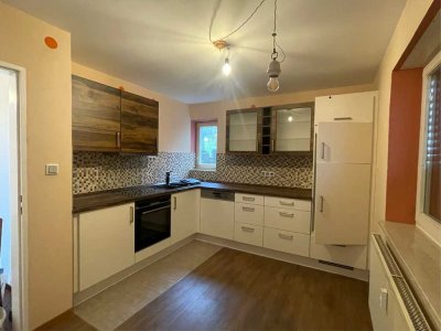 Attraktive und modernisierte 2-Raum-EG-Wohnung mit Balkon und Einbauküche in Ihrlerstein