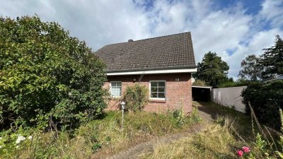 Großzügiges Einfamilienhaus mit ausbaufähigen Dachgeschoss und Carport