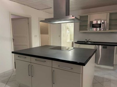 Dachgeschoss-Wohnung mit Balkon und Kamin in Tutzing, 3 Zimmer, großer Garten und Carport