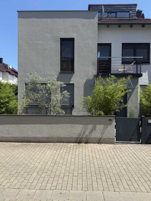 Geschmackvolle, modernisierte 2-Zimmer-Souterrain-Wohnung mit geh. Innenausstattung