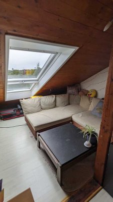 Exklusive 2-Zimmer-Dachgeschosswohnung mit Einbauküche in Stuttgart