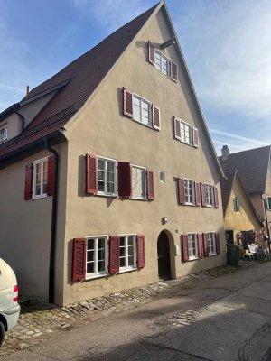 von Privat: gemütliche 3 Zimmer-Altbau-Maisonette-Wohnung im Zentrum von Dinkelsbühl