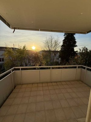 Weinstadt- Beutelsbach, große, helle 4,5 Zimmerwohnung mit Balkon und Einzelgarage