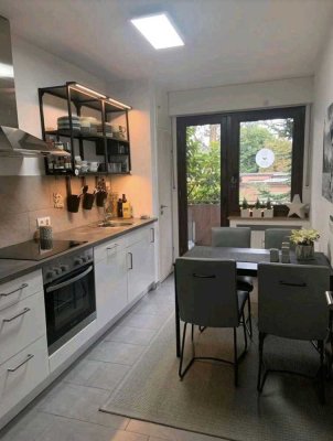 Schöne 2,5 Zimmer Erdgeschosswohnung mit großen Balkon