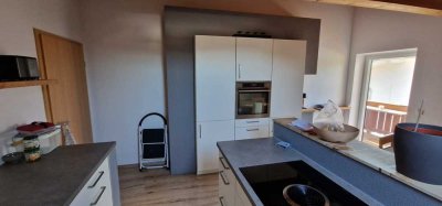 Stilvolle 2,5-Zimmer-Dachgeschosswohnung mit hochwertiger EBK in Neubeuern