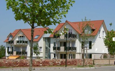 GROßZÜGIGE OBERGESCHOSSWOHNUNG  - AUFZUG -  GARAGE