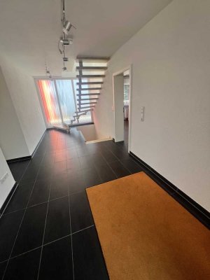 Hochwertige, moderne Immobilie mit Einliegerwohnung – bezugsfrei und sofort verfügbar.