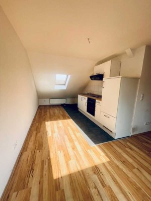 *** Dachgeschosswohnung, renoviert **