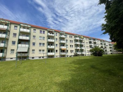 Großes Wohnzimmer mit Südbalkon und Platz für eine Ess-Ecke!