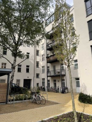 Moderne Maisonette-Neubauwohnung mit Terrasse und Einbauküche (sowie Stellplatz bei Bedarf)