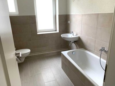 Exklusive, komplett sanierte 2-Zimmer-Hochparterre-Wohnung mit geh. Innenausstattung mit EBK