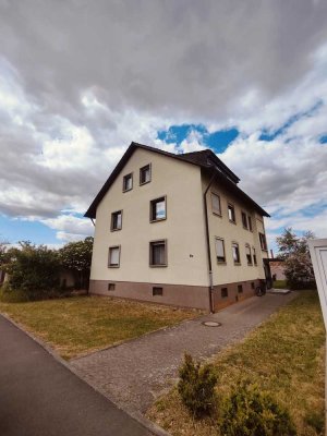 Attraktive und gepflegte 3-Zimmer-Dachgeschosswohnung und Einbauküche in Kitzingen