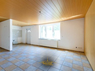 2-Zimmer-Souterrainwohnung mit großzügiger Terrasse und eigenem Stellplatz