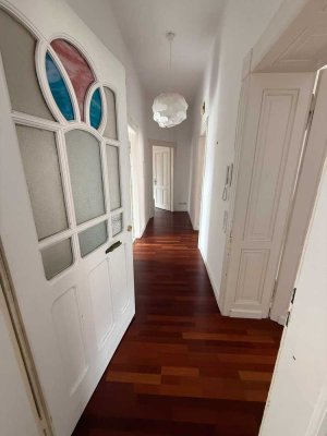 Geschmackvolle, gepflegte 3-Raum-Wohnung mit Einbauküche in Düsseldorf