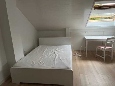 Helle 2-Zimmer Dachgeschosswohnung in Monheim am Rhein