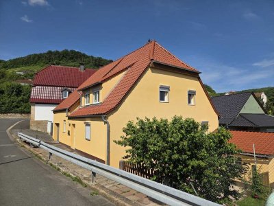 Charmantes Wohnhaus (Wfl. 100 m²) mit Nebengebäude und Garten in Ziegelanger