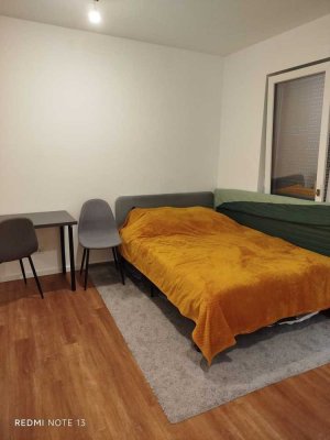 Stilvolle, neuwertige 1,5-Zimmer-Wohnung mit Balkon und EBK in Schönefeld