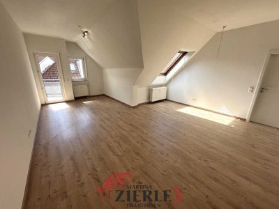 Gelegenheit, ab 01.10 frei! Schöne helle DG-Wohnung mit Balkon, Einbauküche und TG-Stellplatz!