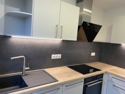Hochwertig modernisierte Single-Wohnung mit neuer EBK und Kfz-Stellplatz