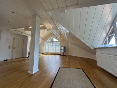 Schöne und helle 2-Zimmer-Dachgeschosswohnung mit Einbauküche in Grünwald