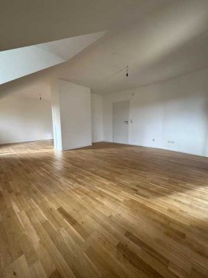 Kühle Dachgeschosswohnung mit 3 Balkonen + Ausblick + nähe Bahnhof + nähe E-Ladestation