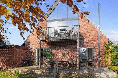 Weite • Licht • Lebensraum − Einfamilienhaus mit zwei Wohnbereichen in Tating