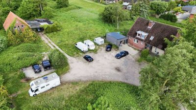 Zwei Objekte auf einem 4.800 m² großen, bebaubaren Grundstück