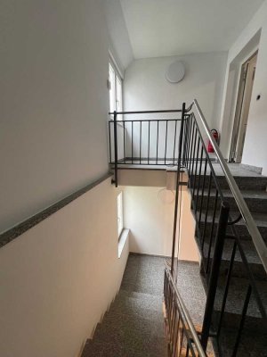 ruhige und dennoch zentral gelegene Zweiraumwohnung im Dachgeschoss mit Balkon