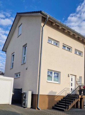 Effiziente Haushälfte mit Keller und Wohlfühlgarten von Privat