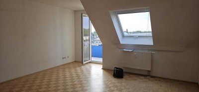 In Renovierung befindliche 3 Zimmer- Wohnung mit Balkon im 3 Familien- Wohnhaus