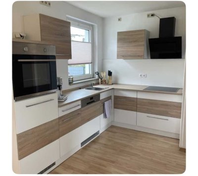 Möblierte 2-Zimmer-Terrassenwohnung und Einbauküche in Hof