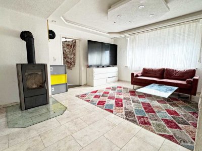 Zweifamilienhaus mit großer Garage, zwei Wohnungen und ausbaufähigem Dachgeschoss