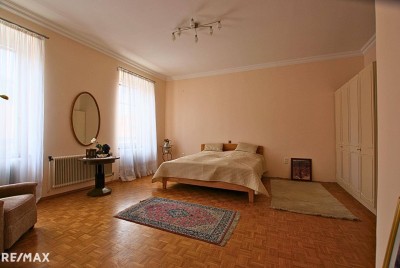 HISTORISCHE WOHNUNG &amp; VIEL PLATZ! Großzügige 3-Zimmerwohnung Top-3!
