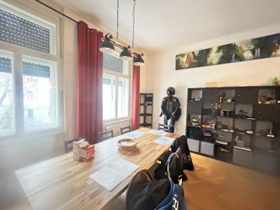 Graz: Charmante Altbau-4-Zimmer-Wohnung – Großzügiger Wohnkomfort mit moderner Kochinsel und Balkon - vermietet bis 31.05.2026!