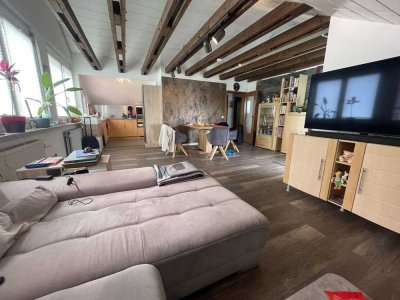 Moderne 3-Zimmer-Dachgeschosswohnung mit Einbauküche, Garage & Klimaanlage