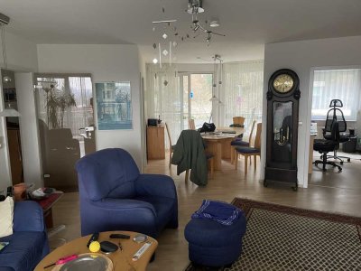 Geschmackvolle, gepflegte 4-Zimmer-Wohnung mit geh. Innenausstattung mit Balkon und EBK in Karlsbad