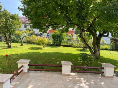 4-Zimmer Erdgeschosswohnung in Zweifamilienhaus mit großem Garten und Garage