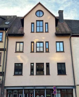 Moderne Maisonette-Dachgeschosswohnung mit Burgblick – sofort verfügbar!