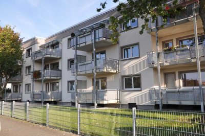 Modernisierte Wohnung mit drei Zimmern und Balkon