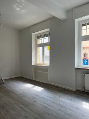 Sehr schöne frisch renovierte 3 Zimmer Wohnung zentral gelegen