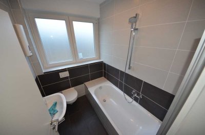 Schöne renovierte 2-Zimmer-Wohnung mit einem großen Balkon + EBK