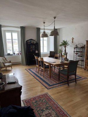Stilvolles Wohnen in zentraler Lage - Altbau